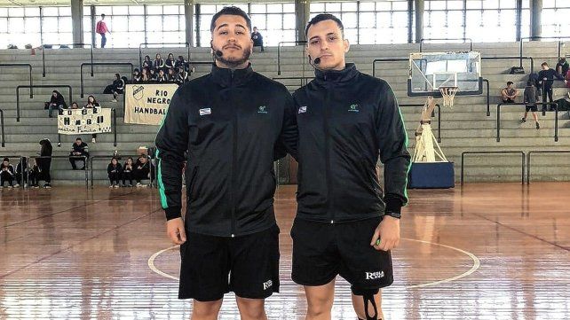Árbitros (Thiago y Luca) costearán su viaje en busca de futuro nacional en el handbol.