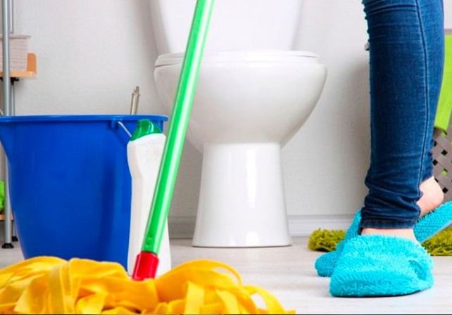 Planchar y limpiar el baño, las tareas domésticas más odiadas por ellas y ellos