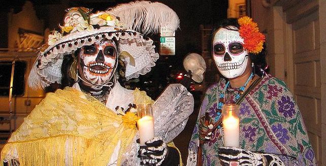 La célebre Catrina del artista mexicano José Guadalupe Posada popularizada por el muralista Diego Rivera y las calaveras prehispánicas son algunos de los principales protagonistas del altar.