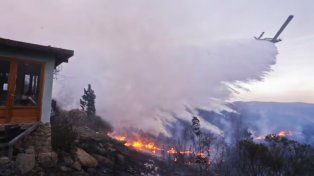 Hay decenas de focos de incendios en Córdoba que afectan localidades del Valle de Calamuchita. Trabajan 700 brigadistas, aviones y helicópteros.