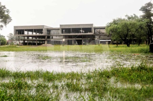 Inundados. El agua permanece por varios días en los alrededores de la obra con temporales de mucha lluvia
