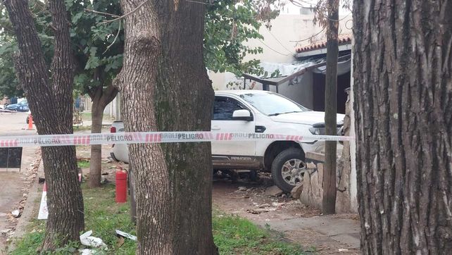 La camioneta conducida por Demarchi terminó impactando contra el frente de una vivienda tras el ataque a balazos.