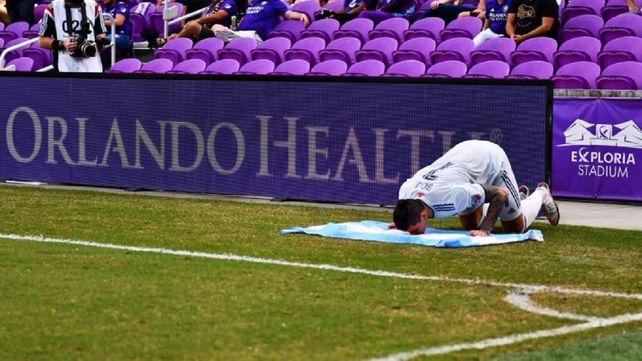Gustavo Bou, doblete y tributo a Maradona