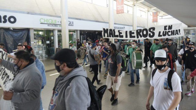La cooperativa de maleteros exige reconocimiento legal por su tarea laboral.