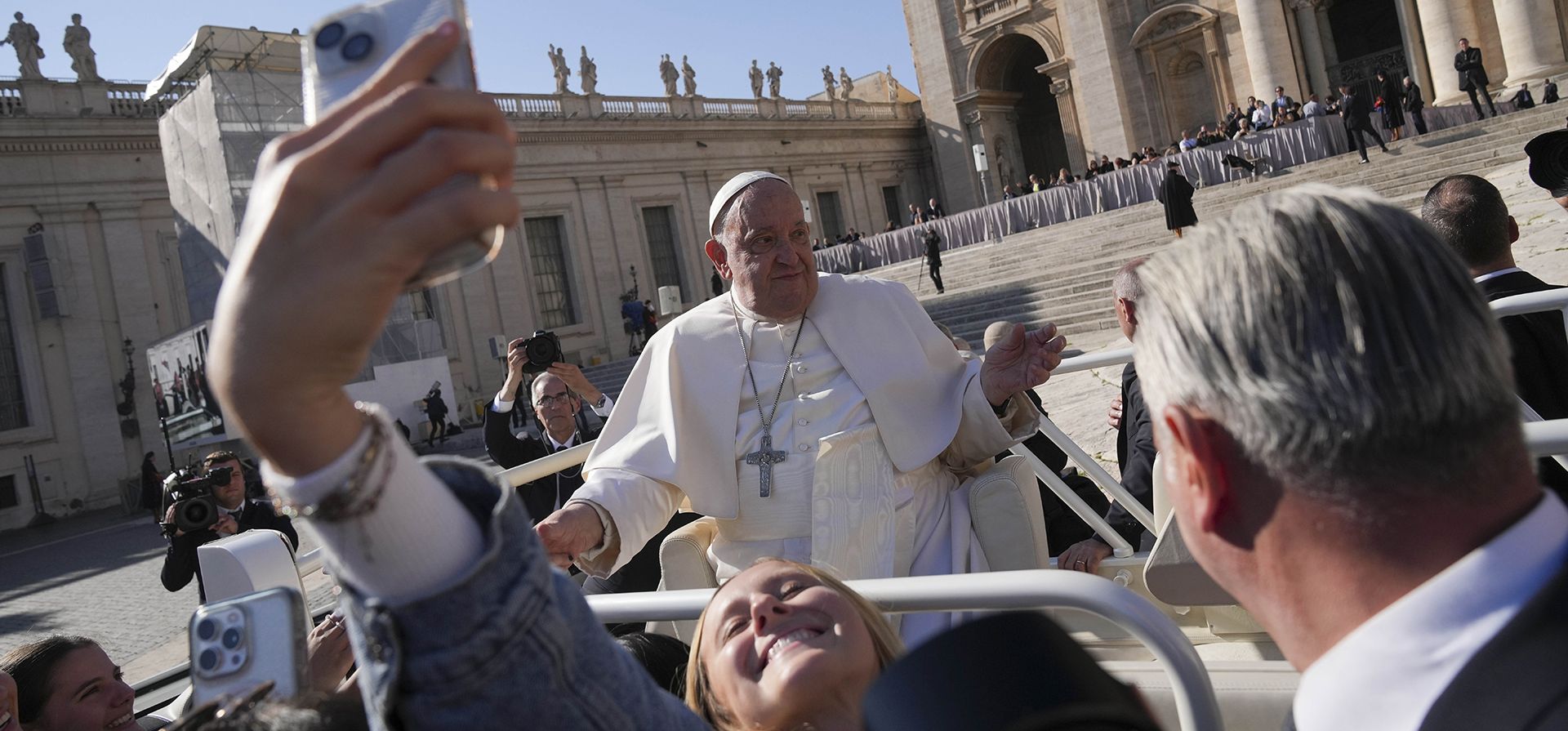 El papa Francisco sale al final de la audiencia general semanal en la Plaza de San Pedro, en el Vaticano, el miércoles 6 de noviembre de 2024. (Foto AP/Alessandra Tarantino) El papa Francisco sale al final de la audiencia general semanal en la Plaza de San Pedro, en el Vaticano, el miércoles 6 de noviembre de 2024. (Foto AP/Alessandra Tarantino)