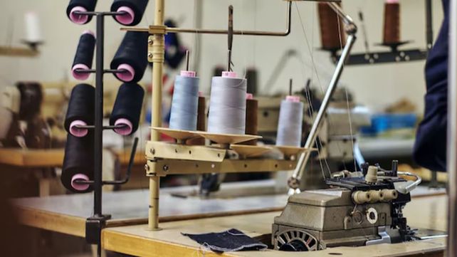Industrias textiles denuncian que la carga impositiva y la apertura de las importaciones les provocan asfixia en un contexto de caída de consumo