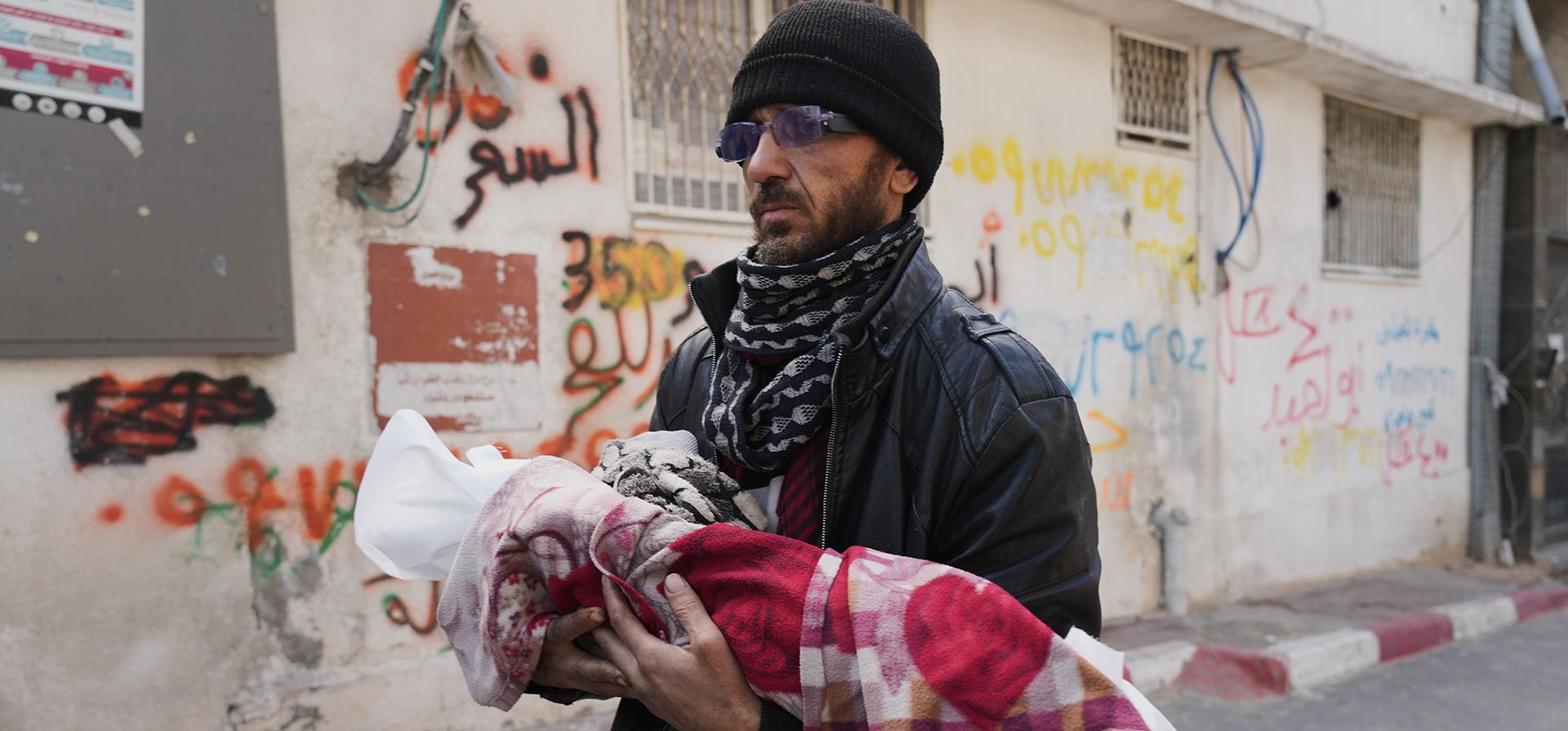 Khalid Abu Jarad sostiene el cuerpo de su sobrina de tres meses, Shaza Abu Jarad, quien, según el Ministerio de Salud, murió de hipotermia, en la ciudad de Gaza, el martes 20 de enero de 2026. (Foto AP/Jehad Alshrafi) Khalid Abu Jarad sostiene el cuerpo de su sobrina de tres meses, Shaza Abu Jarad, quien, según el Ministerio de Salud, murió de hipotermia, en la ciudad de Gaza, el martes 20 de enero de 2026. (Foto AP/Jehad Alshrafi)