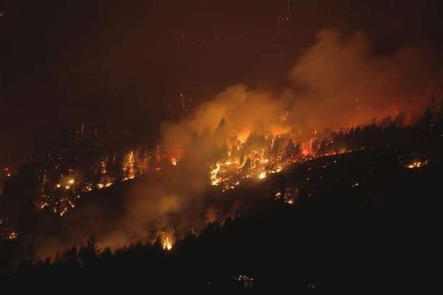 La magnitud del incendio llevó a Protección Civil de la Nación a declarar el alerta roja en la zona.&nbsp;