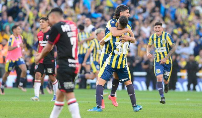 Ignacio Malcorra ya la clavó en el ángulo en el clásico y OConnor es uno de los que lo intercepta en el festejo.