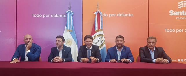 Las autoridades de Newell's y Central junto con los funcionarios del gobierno provincial al anunciar el convenio 