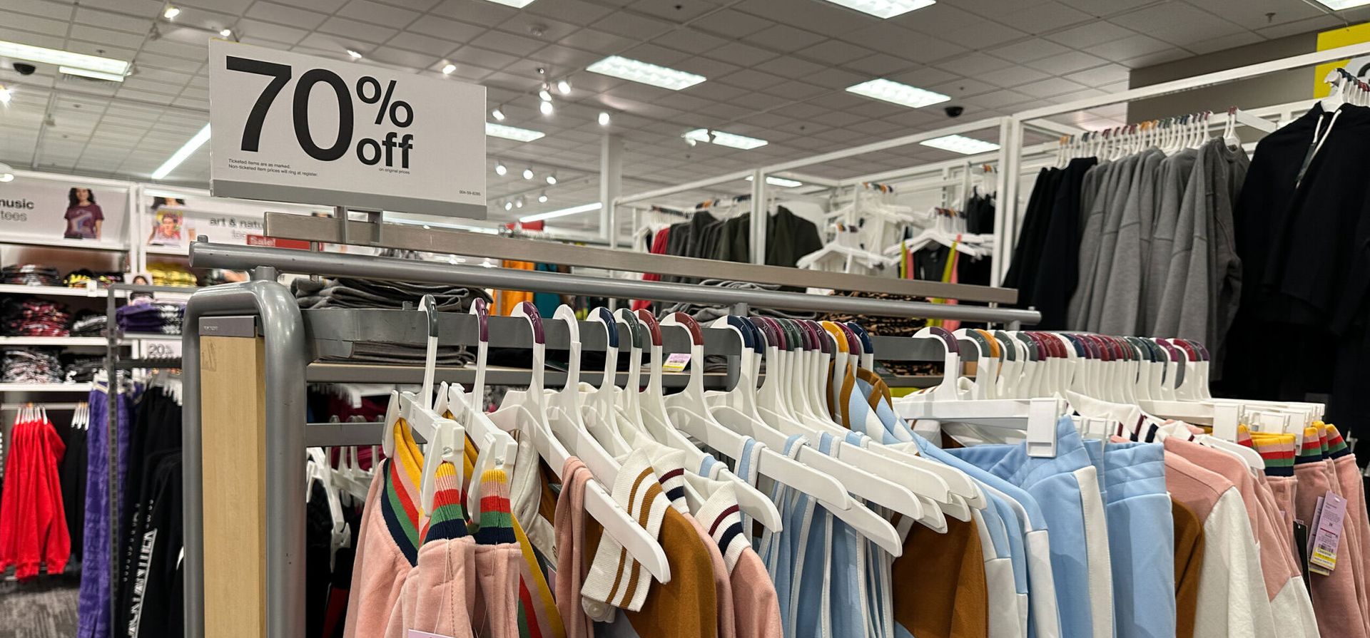 Liquidaciones de ropa: cómo y con qué estrategias funciona el negocio en Rosario