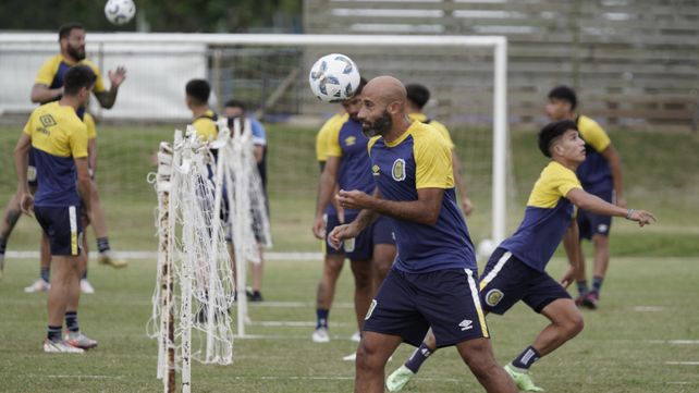 Entrada en calor. Carlos Quintana participa del tenis fútbol en el último entrenamiento canalla en la pretemporada en Uruguay. Hoy será titular.&nbsp;