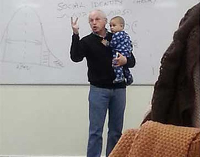 La imagen del profesor con el bebé en brazos se volvió viral en las redes sociales.