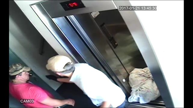 El carnicero y Corona manipulan el cadáver de la víctima en el ascensor. Las cámaras de seguridad los condenaron.&nbsp;