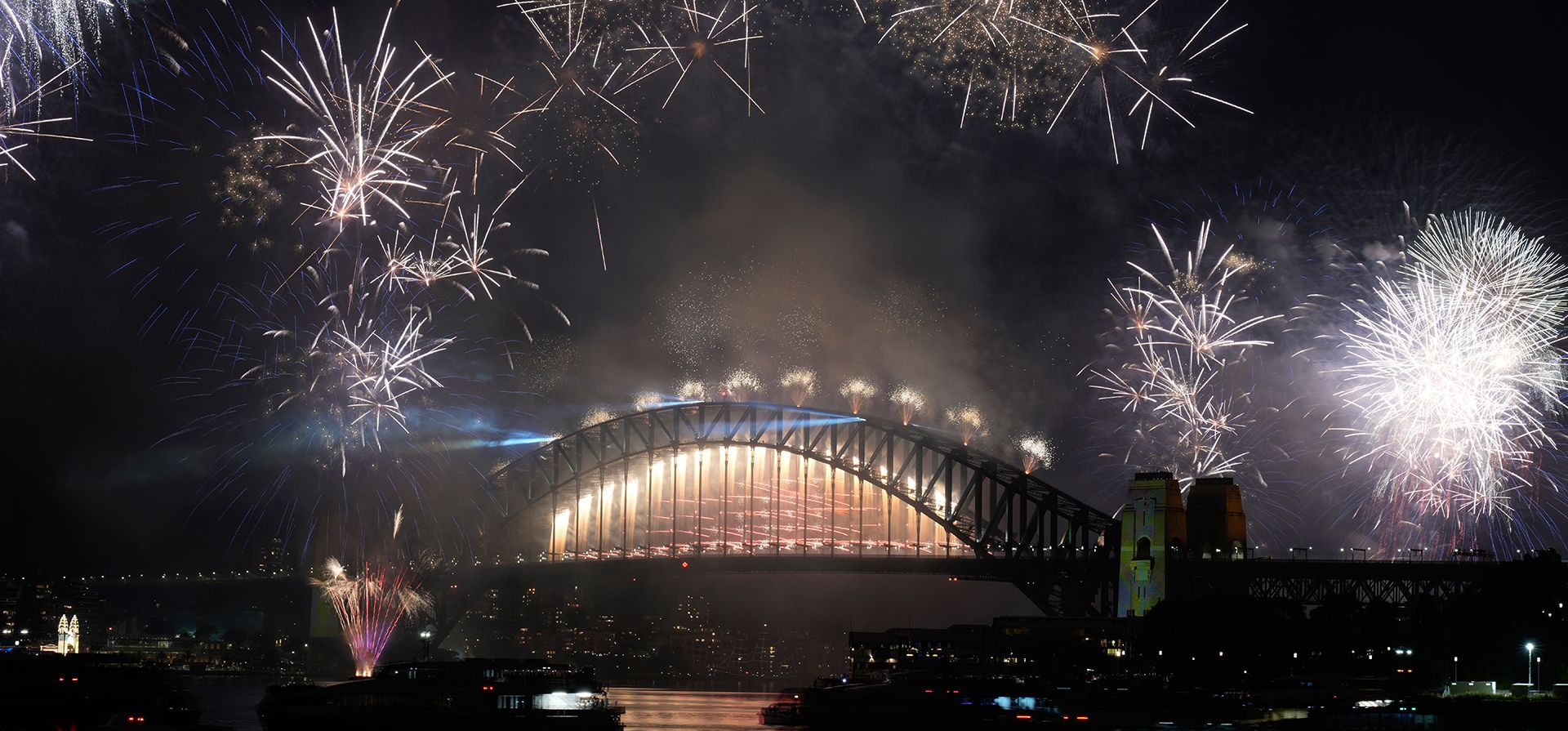Fuegos artificiales estallan sobre el Puente del Puerto de Sídney durante las celebraciones de Año Nuevo en Sídney, el jueves 1 de enero de 2026. (Foto AP/Rick Rycroft) Fuegos artificiales estallan sobre el Puente del Puerto de Sídney durante las celebraciones de Año Nuevo en Sídney, el jueves 1 de enero de 2026. (Foto AP/Rick Rycroft)