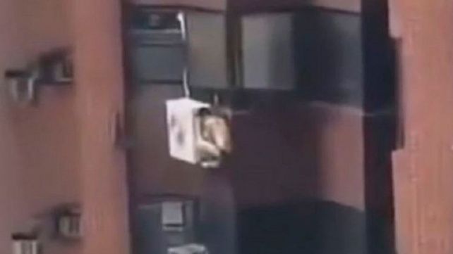 Quedó colgando desnudo del aire acondicionado para que no lo atrapen infraganti