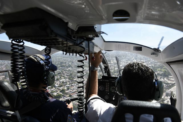 En acción. El helicóptero sobrevoló las zonas más concurridas por los veraneantes.