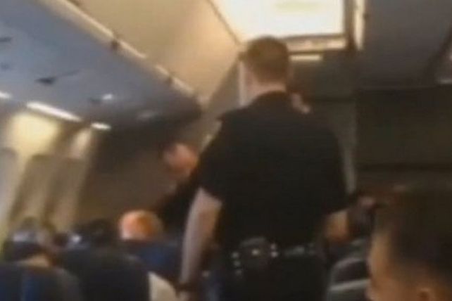 Insoportable: la echan de un avión porque no paraba de cantar