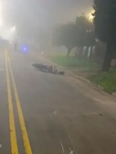 La niebla habría provocado un choque frontal entre dos motos y un conductor sufrió graves fracturas