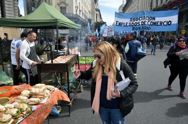 La Plaza de Mayo va tomando el color de la protesta del sindicalismo argentino