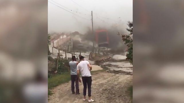 Un alud arrasó un puente en Catamarca y dejó aislada a la localidad de Rincón. El agua y el barro también se llevaron una camioneta