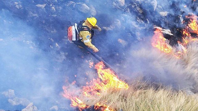 Unos 100 efectivos participan del operativo para contener los incendios que avanza con un frente de casi 6 kilómetros en el Cerro Champaquí