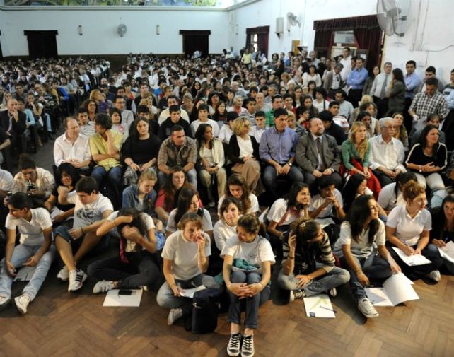 Chicos y chicas de escuelas de la zona disfrutaron del contacto directo con investigadores que les transmitieron su amor por la ciencia. (Foto: N. Juncos)