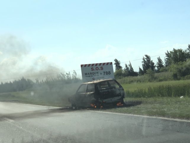 Un auto incendiado en la autopista a Córdoba generó muchas dudas