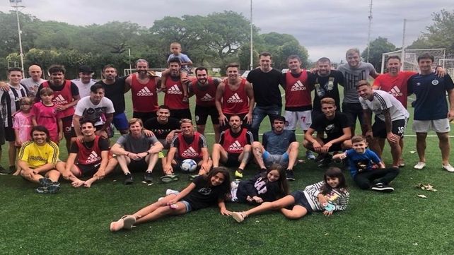 Pablo Pérez (arriba y en el centro) se juntó con ex compañeros en Ñuls para jugar al fútbol en Funes.