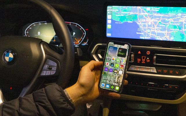 Imagen proporcionada por Edmunds es un ejemplo de Apple CarPlay inalámbrico. Esta versión elimina la necesidad de un cable USB desordenado y permite a los conductores mantener su teléfono en el bolsillo o cargarlo ordenadamente en una plataforma de carga inalámbrica. (Cortesía de Edmunds vía AP)