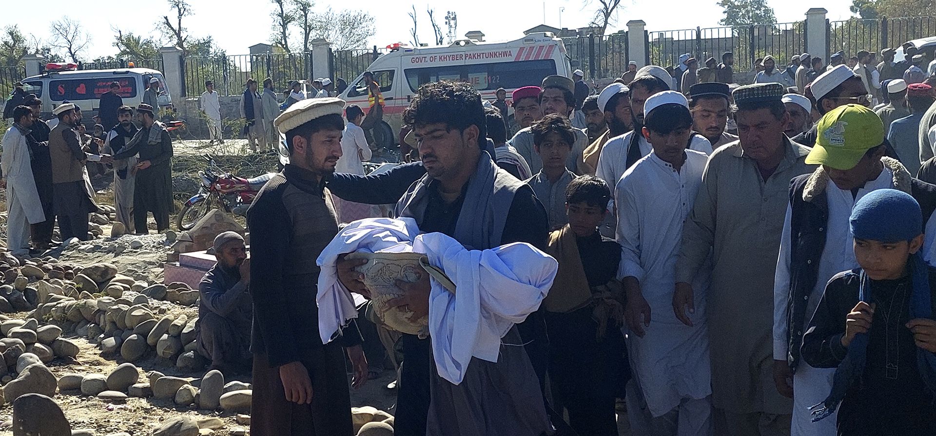Un paquistaní lleva el cuerpo de un niño que murió en el atentado suicida del martes, después de una oración fúnebre, en Bannu, en el noroeste de Pakistán, el miércoles 5 de marzo de 2025. (Foto AP/Ehsan Ullah Khan) Un paquistaní lleva el cuerpo de un niño que murió en el atentado suicida del martes, después de una oración fúnebre, en Bannu, en el noroeste de Pakistán, el miércoles 5 de marzo de 2025. (Foto AP/Ehsan Ullah Khan)