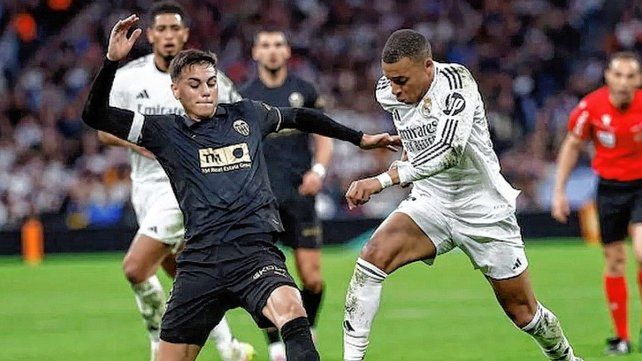 Valencia superó a Real Madrid que se quedó sin punta a ocho fecha del final de la Liga española.