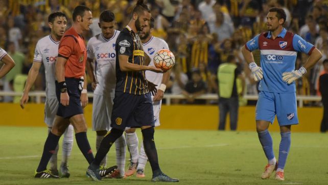 Wilmar Roldán acaba de marcar el penal que será el empate de Central ante Nacional de Montevideo