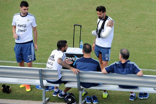 Lavezzi fue operado con éxito y el domingo apoyará al equipo argentino.