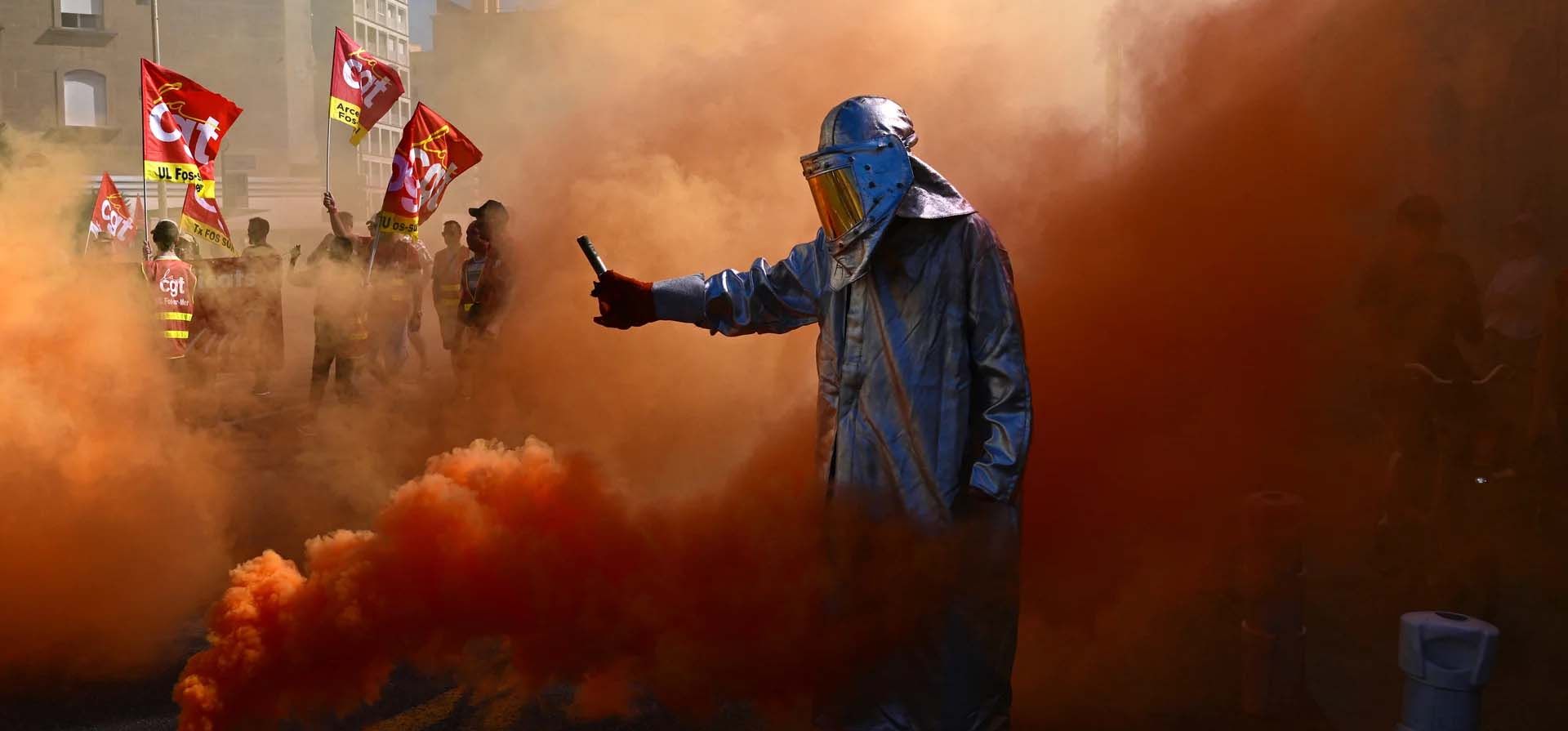 La gente participa en una protesta como parte de un día de manifestaciones y huelgas convocadas por los sindicatos por el presupuesto nacional de Francia, Marsella, Francia. Fotografía: Miguel Medina/AFP/Getty Images La gente participa en una protesta como parte de un día de manifestaciones y huelgas convocadas por los sindicatos por el presupuesto nacional de Francia, Marsella, Francia. Fotografía: Miguel Medina/AFP/Getty Images
