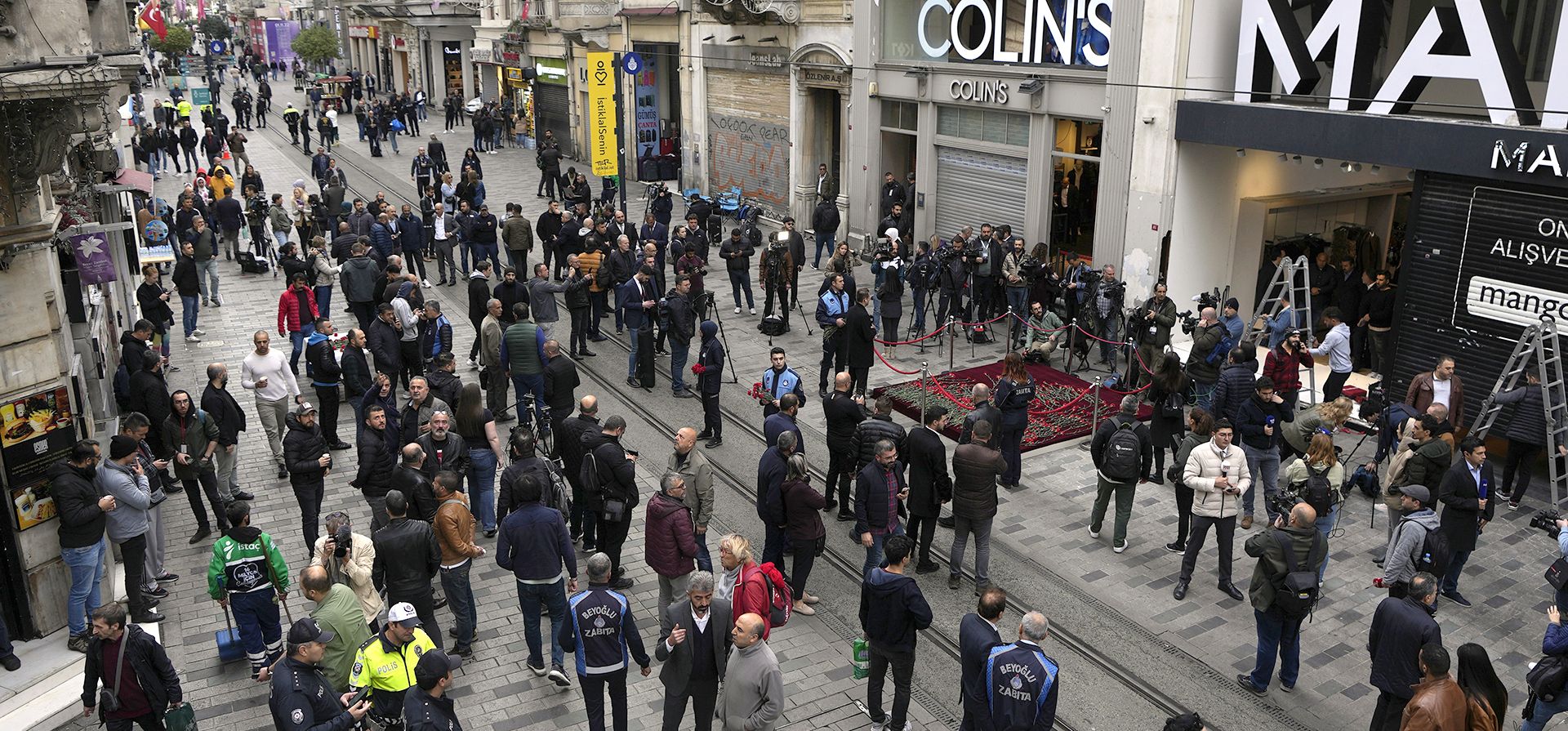 La gente se reúne alrededor de un monumento colocado en el lugar de la explosión del domingo en la popular avenida peatonal Istiklal de Estambul, el lunes 14 de noviembre de 2022. La policía arrestó a un sospechoso que se cree que colocó la bomba que explotó en una bulliciosa avenida peatonal en Estambul. Estambul, dijo el lunes el ministro del Interior de Turquía.