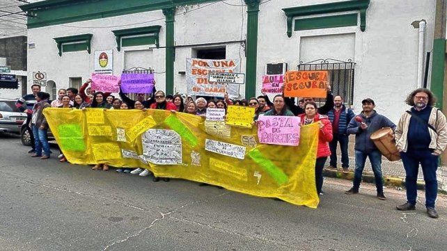 Integrantes de la escuela ubicada en Villa Adela marcharon hasta la Departamental de Escuelas para pedir soluciones.