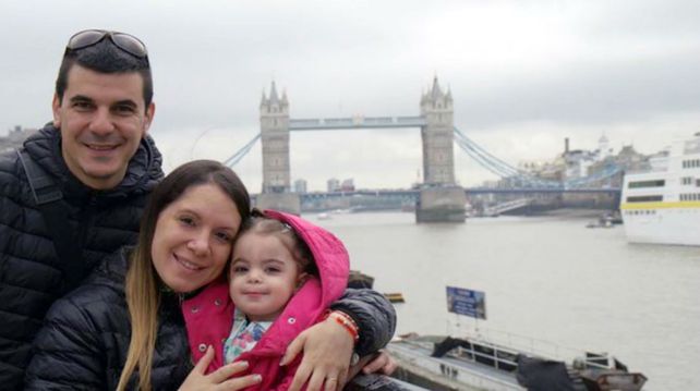 Alma y sus padres. La campaña solidaria costeará la terapia en Italia.