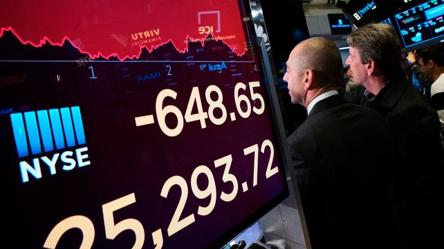 El Dow Jones bajó 4 % y el Nasdaq se desplomó 6 %. Las acciones tecnológicas se destacaron en la caída.