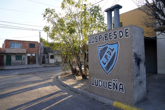 Un mural de la organización que realizaba la venta de empanadas. De fondo
