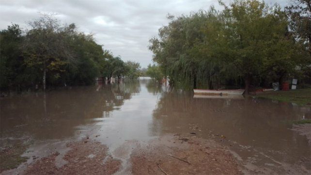 Por las intensas lluvias se desbordó el arroyo Las Conchas y debieron poner a resguardo la histórica balsa. Una vivienda está en riesgo