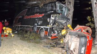 Ruta 8: al menos seis muertos al chocar un micro y un auto cerca de Arias