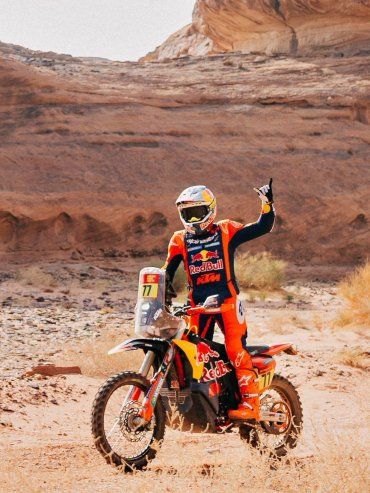 Luciano Benavides ganó por tercera vez en el Dakar 2026 y saltó a la cima