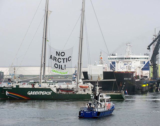Más de 80 activistas de Greenpeace intentaron detener un buque petrolero con petróleo extraído del Ártico.