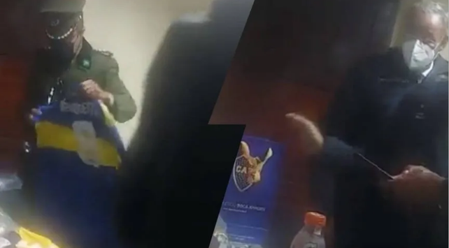 La policía con las casaca de Boca&nbsp;