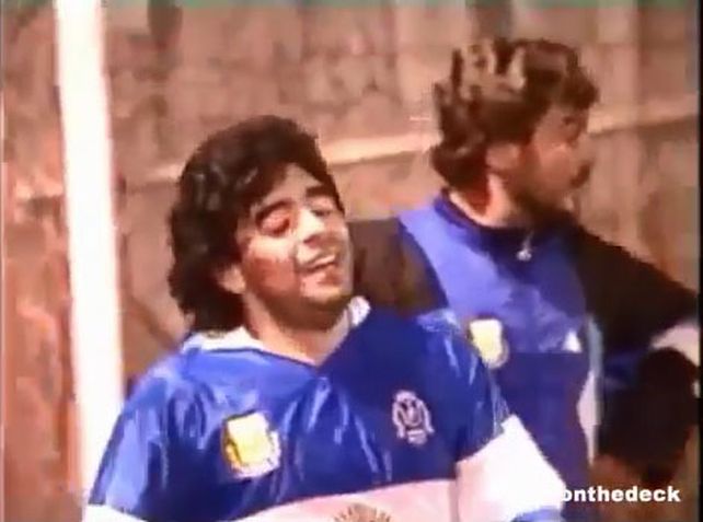 Un video inédito de Diego Maradona jugando al fútbol en una cancha de tenis