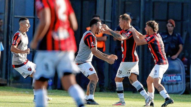 Arnaldo González festeja el gol del triunfo para Patronato.