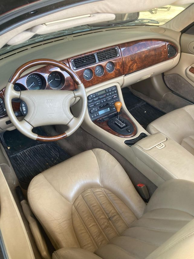 El interior del Jaguar XK8 convertible.