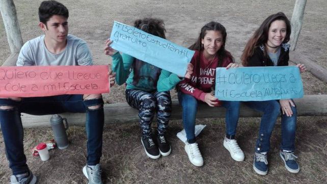Transporte a la escuela Almafuerte: El reclamo no se toma vacaciones