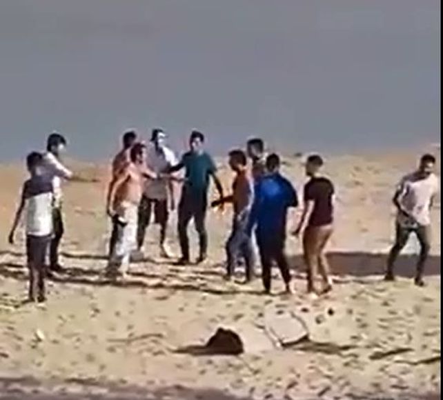 Lascano con la botella en la mano fue el que recibió más golpes.&nbsp; 